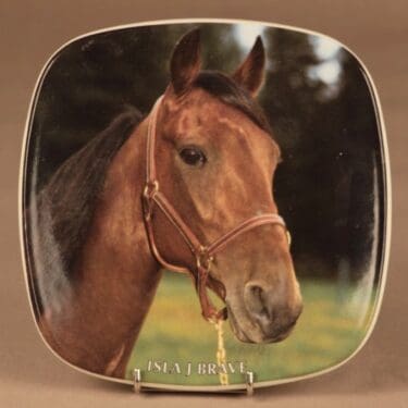 Arabia Suomen Hippos Vuosilautanen 1997, Isla J.Brave, suunnittelija , Isla J.Brave, hevosaihe, tilaustyö, numeroitu