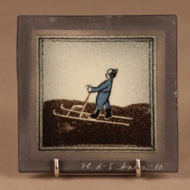 Arabia HLS seinätaulu Poika ja potkukelkka suunnittelija Heljä Liukko-Sundström