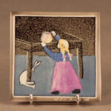 Arabia HLS seinätaulu Pikkutyttö ja jänis suunnittelija Heljä Liukko-Sundström