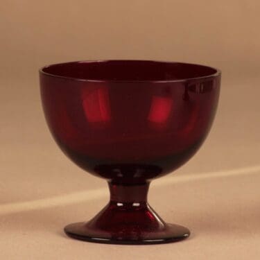 Nuutajärvi Bistro jälkiruokamalja, rubiininpunainen, suunnittelija Saara Hopea,