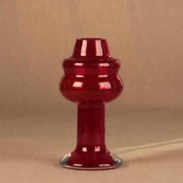 Riihimäen lasi Puisto maljakko, punainen, suunnittelija Ulla-Maija Wikman,