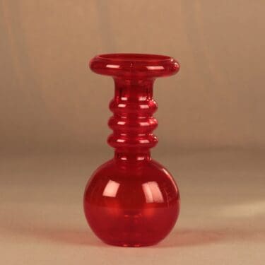 Riihimäen lasi Carmen maljakko, punainen, suunnittelija Tamara Aladin,