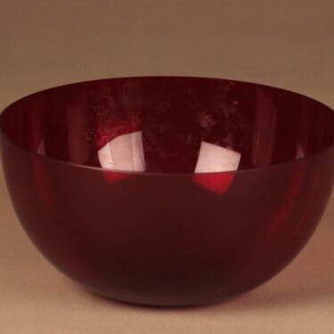 Nuutajärvi 1329 kulho, rubiininpunainen, suunnittelija Kaj Franck,