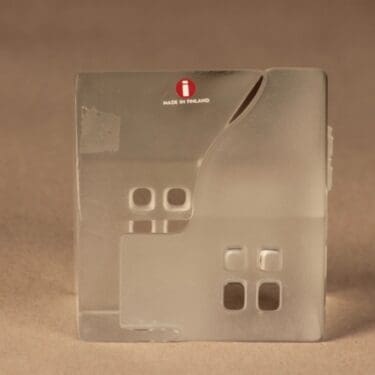 Iittala Iittalan Kylä Postipojan torppa, signeerattu, numeroitu, suunnittelija Jorma Vennola, signeerattu, numeroitu