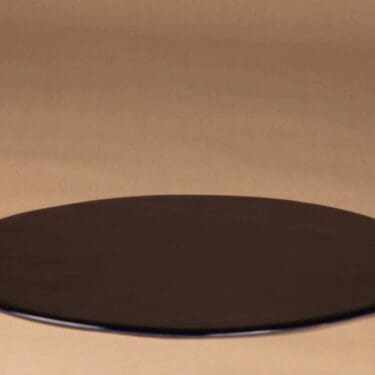 Arabia tarjoilualusta, musta, suunnittelija Heljä Liukko-Sundström,