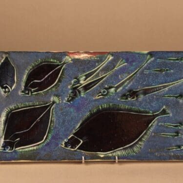 Arabia seinälaatta, käsinmaalattu, suunnittelija Brita Heilimo, käsinmaalattu, signeerattu, kala-aihe