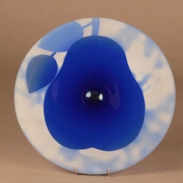 Nuutajärvi Eden koristelautanen, Päärynä, suunnittelija Kerttu Nurminen, Päärynä, signeerattu, numeroitu