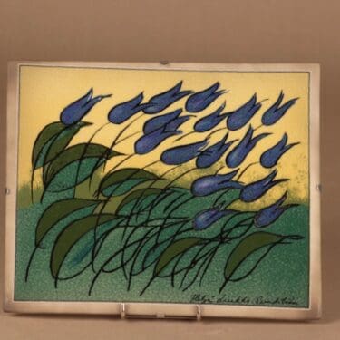 Arabia HLS seinälaatta, Sinililjat tuulessa, suunnittelija Heljä Liukko-Sundström, Sinililjat tuulessa, lilja