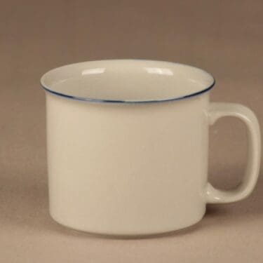 Arabia Saimaa muki, valkoinen, sininen raita, suunnittelija Richard Lindh, raitakoriste