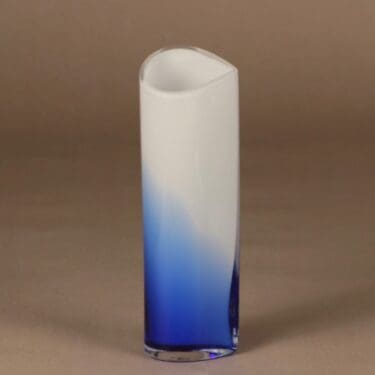 Nuutajärvi maljakko, sinivalkoinen, suunnittelija Inkeri Toikka,