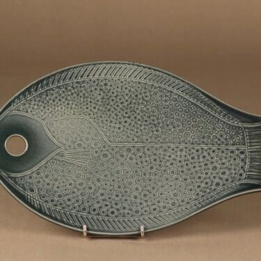 Arabia Kala talouslevy, siniharmaa, suunnittelija Kaarina Aho, kala, leikkuulauta