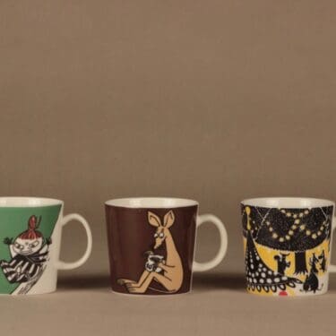 Arabia Muumi muki, Nipsu, Pikku myy ja Hurraa, 3 kpl, suunnittelija Tove Slotte, Nipsu, Pikku myy ja Hurraa