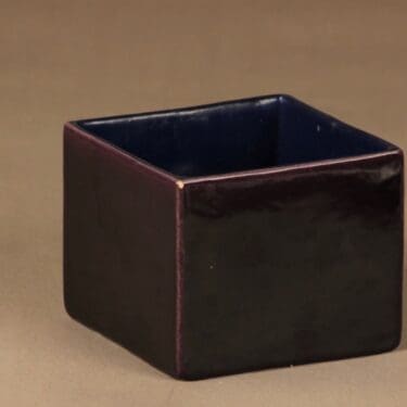 Kupittaan savi purkki, nelikulmainen, suunnittelija Helena Blomstedt, nelikulmainen, signeerattu