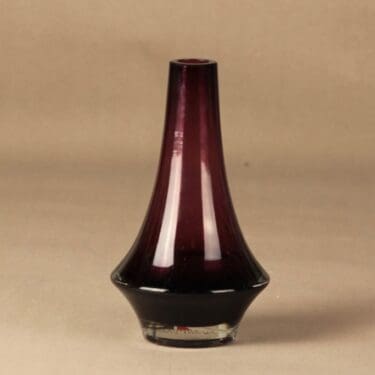 Riihimäen lasi 1379 maljakko, lila, suunnittelija Tamara Aladin,