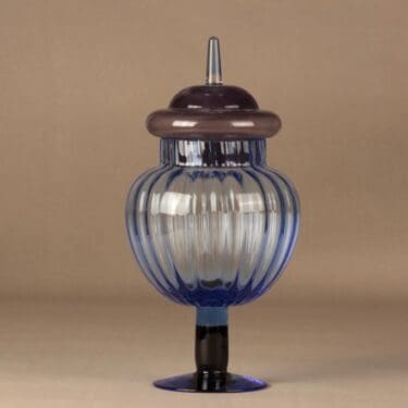 Nuutajärvi Pro Arte taide-esine, Iso-Äidin Karkkipurkki, suunnittelija Kerttu Nurminen, Iso-Äidin Karkkipurkki, signeerattu