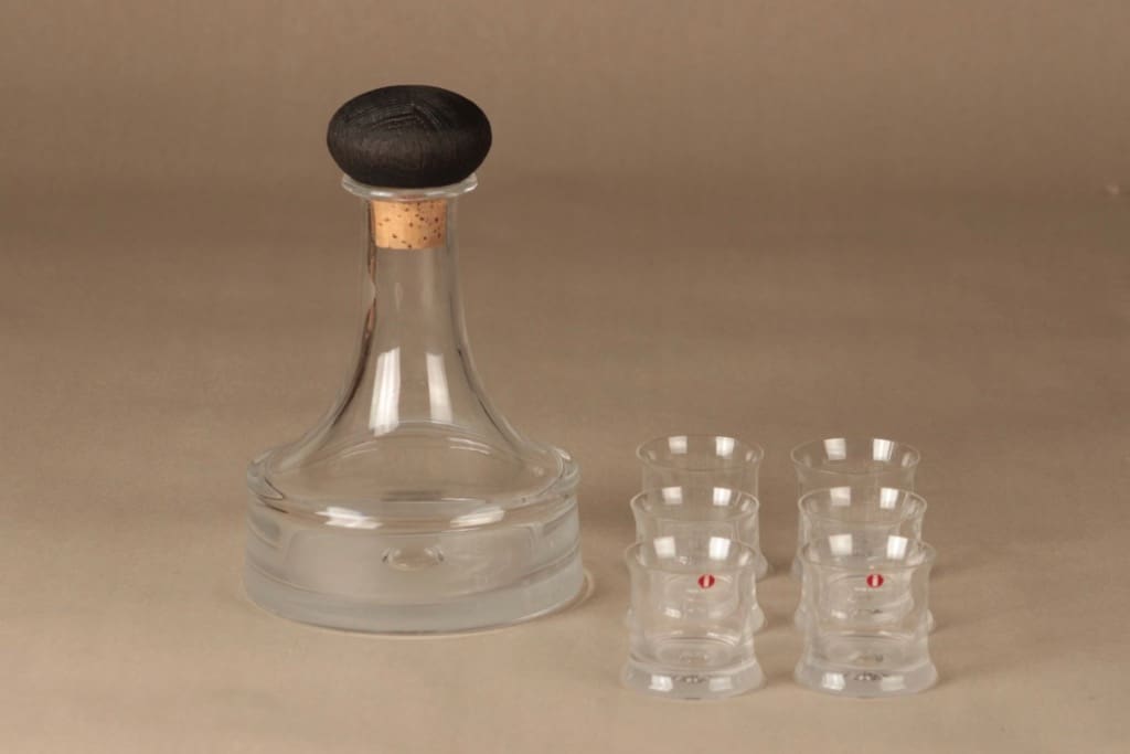 Iittala Kapteenin karahvi ja Kapteenin pöytä karahvi ja snapsilasi(6), kirkas, matta, 1+6 kpl, suunnittelija Tapio Wirkkala, tilaustyö