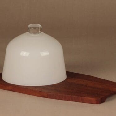 Nuutajärvi juustokupu ja -alunen, opaali valkoinen, suunnittelija Saara Hopea,