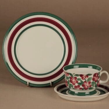 Arabia Purpurijenkka teekuppi ja lautaset(2), käsinmaalattu, suunnittelija Ulla Procope, käsinmaalattu, signeerattu