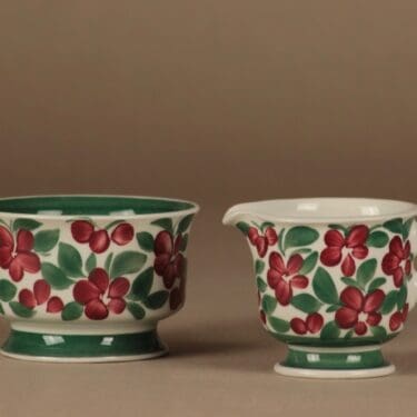 Arabia Purpurijenkka sokerikko ja kermakko, käsinmaalattu, suunnittelija Ulla Procope, käsinmaalattu, signeerattu