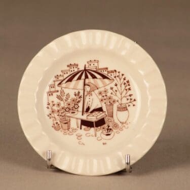 Arabia Harraste koristelautanen, Torimyyjä, suunnittelija Raija Uosikkinen, Torimyyjä