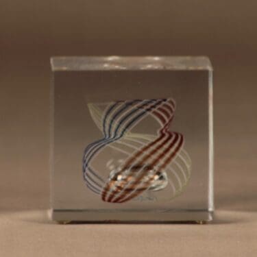 Nuutajärvi taidelasi, tilaustyö, suunnittelija Oiva Toikka, tilaustyö, kuutio, signeerattu