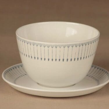 Arabia Heini kastikekulho, aluslautasella, suunnittelija Raija Uosikkinen, aluslautasella, kuparipainokoriste