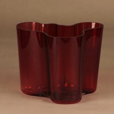 Iittala Aalto-Collections maljakko, karpalonpunainen, suunnittelija Alvar Aalto,
