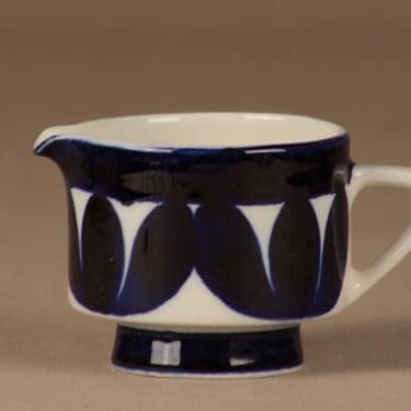 Arabia Sotka kermakko, käsinmaalattu, suunnittelija Raija Uosikkinen, käsinmaalattu