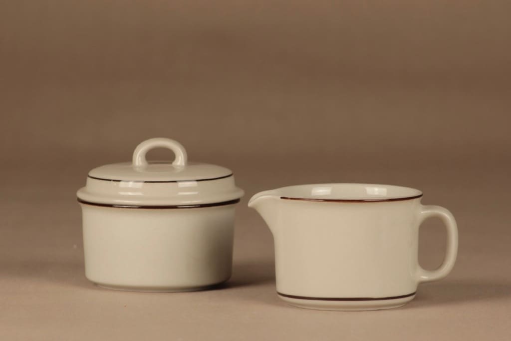 Arabia Fennica sokerikko ja kermakko, valkoinen, ruskea raita, suunnittelija Richard Lindh, valkoinen, ruskea raita, raitakoriste