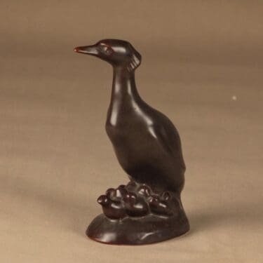 Arabia figuuri, Silkkiuikku ja poikaset, suunnittelija Ulf Tikkanen, Silkkiuikku ja poikaset