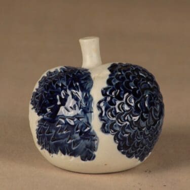 Arabia figuuri, Omena, suunnittelija Gunvor Olin-Grönqvist, Omena, käsinmaalattu, signeerattu