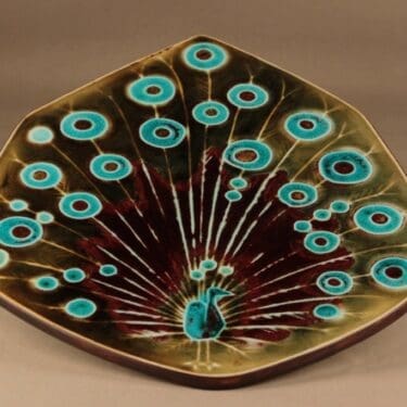 Arabia AH seinäreliefi, Riikinkukko, suunnittelija Annikki Hovisaari, Riikinkukko, signeerattu