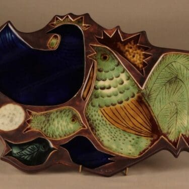 Arabia GOG seinäreliefi, Kanat, suunnittelija Gunvor Olin-Grönqvist, Kanat, signeerattu