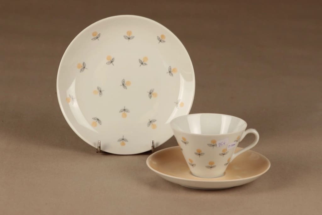 Arabia Monica kahvikuppi ja lautaset(2), käsinmaalattu, suunnittelija Esteri Tomula, käsinmaalattu