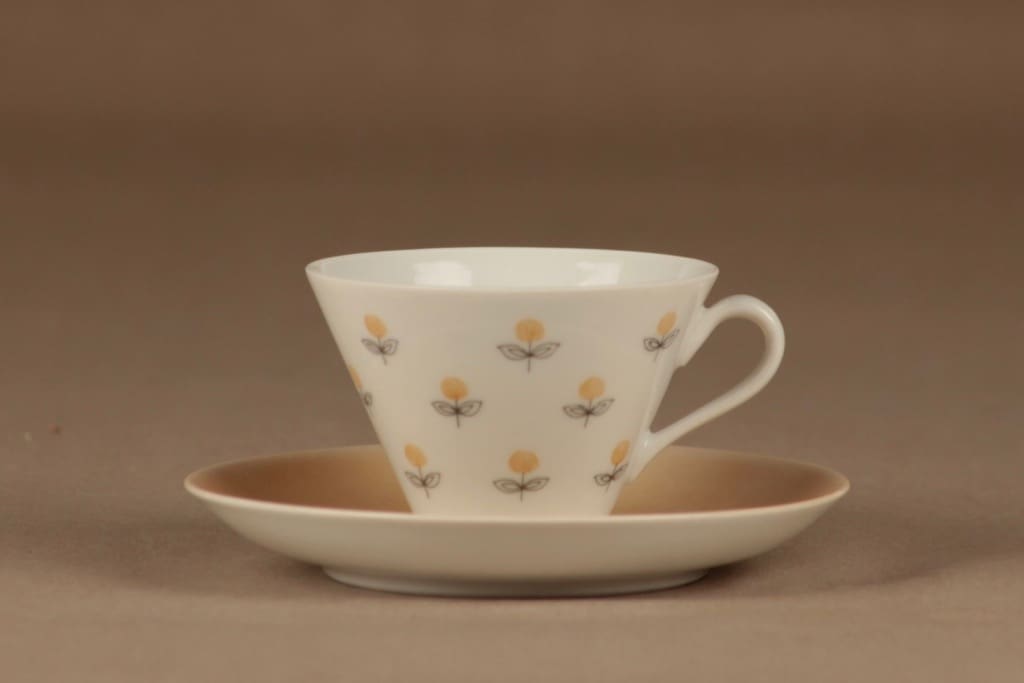Arabia Monica kahvikuppi ja lautaset(2), käsinmaalattu, suunnittelija Esteri Tomula, käsinmaalattu kuva 2