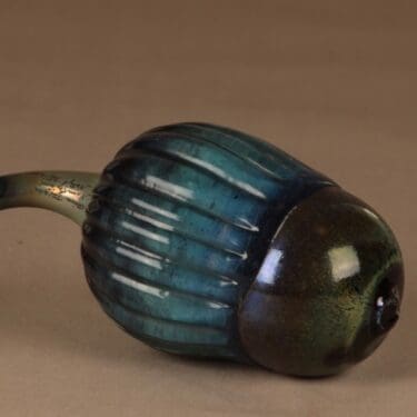 Nuutajärvi Hedelmät lasiveistos, Tammenmarja, suunnittelija Oiva Toikka, Tammenmarja, signeerattu, numeroitu