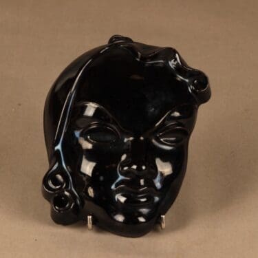 Kupittaan savi koristenaamio, käsinmaalattu, suunnittelija Kerttu Suvanto-Vaajakallio, käsinmaalattu