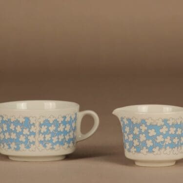 Arabia Pizzicato sokerikko ja kermakko, valeansininen, valkoinen, suunnittelija Esteri Tomula, kukka, serikuva