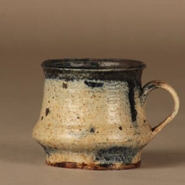 Arabia muki, signeerattu, suunnittelija Annikki Hovisaari, signeerattu