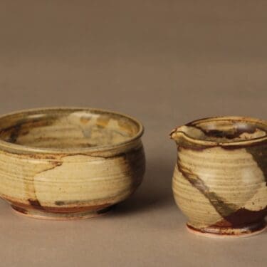 Arabia sokerikko ja kermakko, signeerattu, suunnittelija Anja Jaatinen-Winquist, signeerattu, Signeerattu AIJ ARABIA