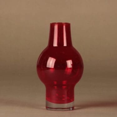 Riihimäen lasi 1371 maljakko, punainen, suunnittelija Tamara Aladin,