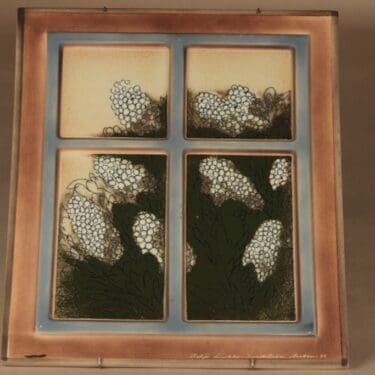 Arabia HLS seinätaulu, Sireeni hohtavan valkoisena, suunnittelija Heljä Liukko-Sundström, Sireeni hohtavan valkoisena, signeerattu