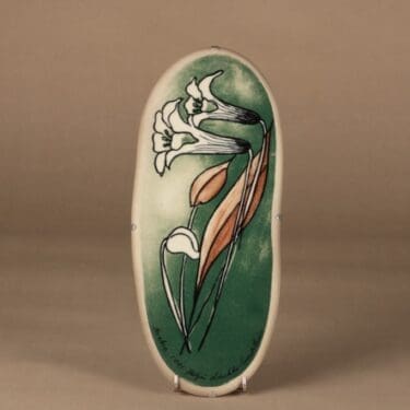 Arabia HLS seinälaatta, Torvensoittajat, suunnittelija Heljä Liukko-Sundström, Torvensoittajat, kukka, serikuva