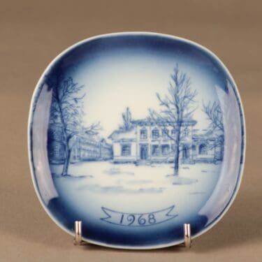 Arabia GOG seinälautanen, 1968, suunnittelija Gunvor Olin-Grönqvist, 1968, Nuutajärvi