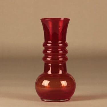 Riihimäen lasi Kielo maljakko, punainen, suunnittelija Tamara Aladin,