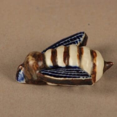 Arabia figuuri, Ampiainen, suunnittelija Taisto Kaasinen, Ampiainen, käsinmaalattu, signeerattu