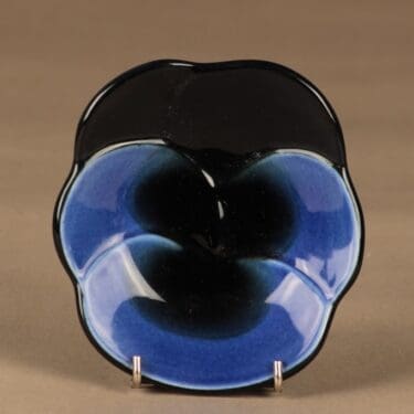 Arabia Viola koristelautanen, käsinmaalattu, suunnittelija Birger Kaipiainen, käsinmaalattu, kukka, käsinmaalattu, orvokki