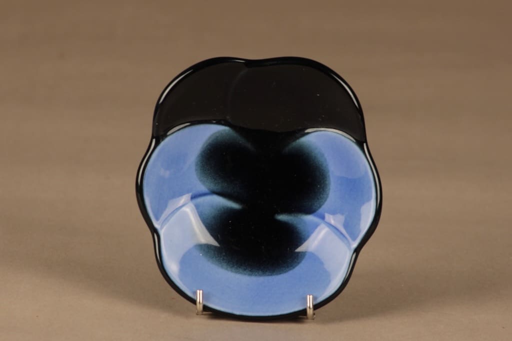 Arabia Viola koristelautanen, käsinmaalattu suunnittelija Birger Kaipiainen