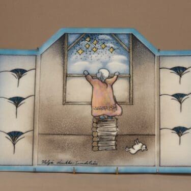 Arabia HLS seinätaulu, Kurkistus, suunnittelija Heljä Liukko-Sundström, Kurkistus, suuri, signeerattu