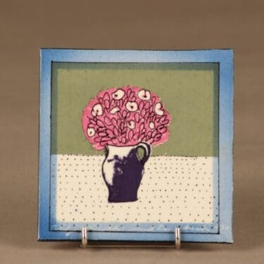 Arabia HLS seinätaulu, Puketti, suunnittelija Heljä Liukko-Sundström, Puketti, signeerattu